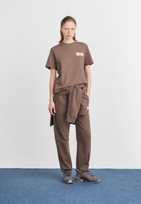 Ellesse LAGORARA PANT - Trainingsbroek - brown