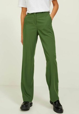 Pantalones verdes de tiro alto con un diseño de pierna recta, confeccionados en una tela suave. Cuentan con un pliegue en la parte delantera y bolsillos laterales, combinados con zapatos negros.