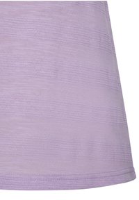 Lavendelfarbene Bluse mit einem strukturierten Muster, das horizontale Streifen aufweist. Der Stoff erscheint leicht mit einem glatten Finish und sauberer Nahtverarbeitung.