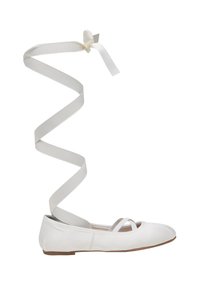 Chaussure plate de ballet blanche avec un long ruban blanc large attaché, torsadé vers le haut avec un nœud noué en haut sur fond blanc.
