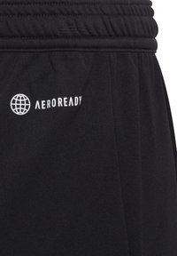 Černé sportovní šortky vyrobené z hladké, prodyšné tkaniny. Mají elastický pas a bílý potisk "AEROREADY" na boku.