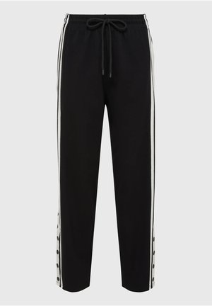 Pantalon de survêtement noir avec des rayures blanches sur les côtés, taille élastique et cordon de serrage. Dispose de pressions le long de la jambe extérieure pour un ajustement réglable.