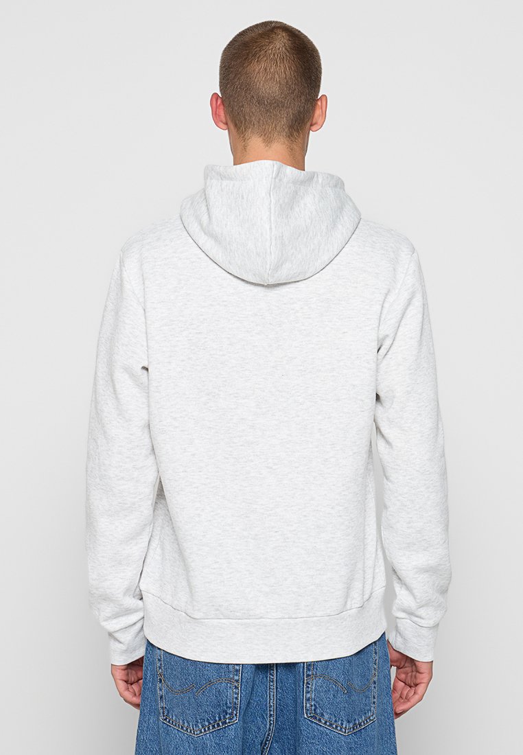 Grauer Kapuzenpullover mit weichem Material und elastischem Bund. Verfügt über eine Kängurutasche und gerippte Bündchen, Ansicht von hinten.