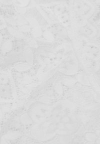 Witte kantstof met bloemmotieven en geschulpte randen, met een delicate textuur en ingewikkelde openwerkdetails.