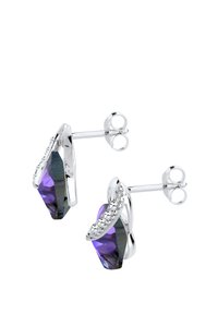Silvriga örhängen med en lila geometrisk fasetterad sten med en böjd design, accentuerad av små klara rhinestones på ena sidan.