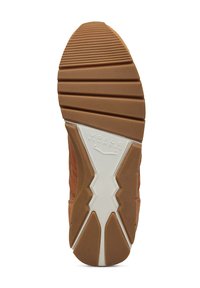 Semelle de chaussure en matériau caoutchouc brun, présentant une surface texturée et un accent blanc en zigzag. Motif rayé pour traction et adhérence.
