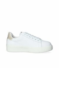 Sneaker bianco con tomaia in pelle liscia, punta arrotondata, suola piatta e dettaglio in oro testurizzato sul tallone. Sei occhielli per i lacci.