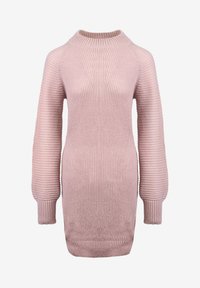 Robe pull en rose clair, avec une texture côtelée, un col montant et des manches longues avec des poignets resserrés.