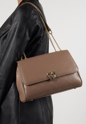 Brun læderhandtaske med et quiltet mønster, guldhardware og en hjerteformet lukning. Har en kædestrop og struktureret design.