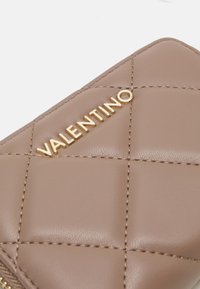 Valentino Bags OCARINA - Rahakott - taupe