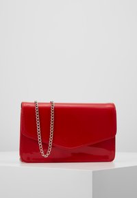 Rød håndtaske i laklæder med en kæderem, der har en kuvertlignende klap og en glat, blank overflade. Kompakt og rektangulær form.