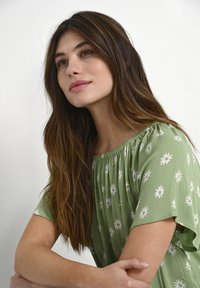 Kaffe Tunică - green/chalk flower