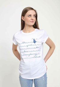 Hvid bomulds t-shirt med blå print af bølger og teksten "pigen der har alt Ariel." Korte ærmer, rund hals, afslappet pasform.