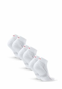 Cinco pares de calcetines blancos de tobillo con puños acanalados, que presentan acentos rojos y una textura suave, apilados en una fila.