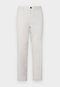 Pantaloni grigi chiari in cotone misto con taglio dritto, dotati di chiusura frontale con bottone e tasche laterali. Tessuto liscio, senza fantasie.