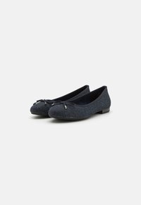 Ballerines en materiau pailleté bleu foncé avec un bout arrondi, un petit nœud sur le devant et une semelle en caoutchouc plate et basse.