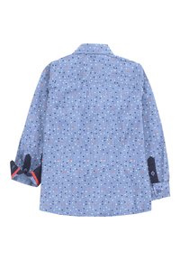 Camicia azzurra a maniche lunghe con piccoli motivi a triangolo rossi, bianchi e neri, polsini piegati con bottoni e rifiniture nere e rosse.