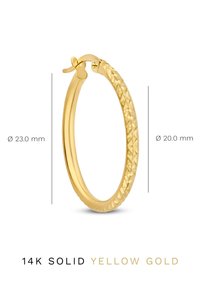14K massief geelgouden oorring, diameter 23 mm, gestructureerd patroon aan de ene kant, glanzende afwerking aan de andere kant, haaksluiting.