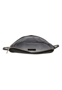 Bolso de cuero negro con cierre de cremallera y herrajes plateados. El interior presenta un patrón de rayas en gris y blanco con una pequeña etiqueta.