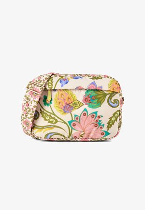 Bolso bandolera crema con correa ajustable, decorado con un gran patrón floral colorido y parche con el logotipo "oilily" en el frente.