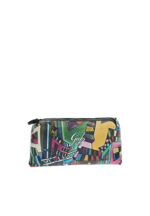 Trousse à crayons rectangulaire colorée avec des motifs géométriques abstraits en vert, jaune, rose et bleu, étiquetée "Gabs 57," avec une fermeture éclair noire.