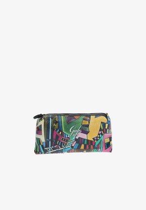 Astuccio colorato rettangolare con motivi geometrici astratti in verde, giallo, rosa e blu, etichettato "Gabs 57," con una zip nera.