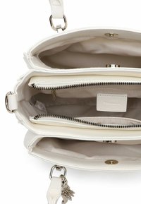 Borsa a tracolla in pelle bianca con più scomparti, chiusure con zip e una finitura liscia e strutturata. Include tasche interne e dettagli in metallo.