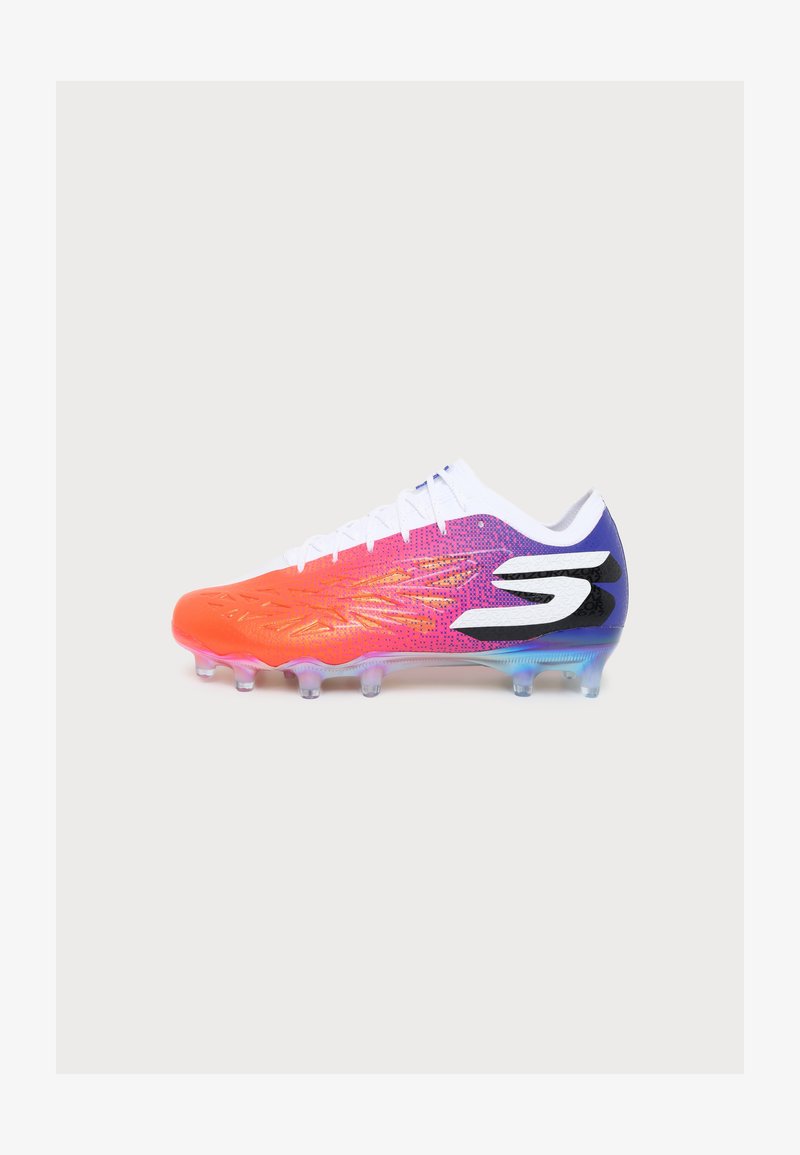 Crampon de football avec un dégradé orange à violet, lacets blancs et grand logo blanc sur le côté, vu de l'extérieur sur fond uni.