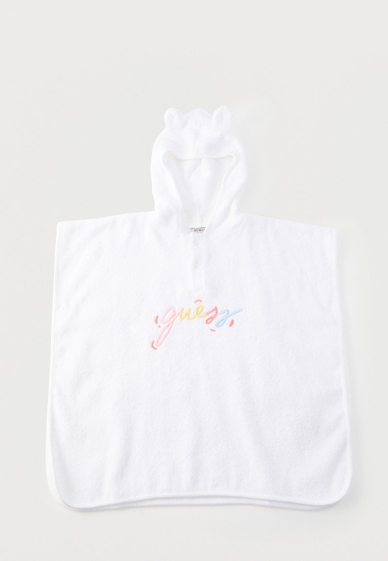 Λευκό παιδικό ποντσό με κουκούλα που έχει απαλό σχέδιο αρκουδάκι στα αυτιά και πολύχρωμο κεντημένο λογότυπο "Guess" στο κέντρο της μπροστινής πλευράς.