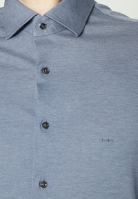 Michael Kors SOLID SLIM SHIRT - Camisa - slate blue