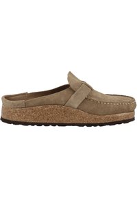 Chaussure à enfiler de style mocassin en daim brun clair avec semelle intermédiaire en liège, semelle extérieure texturée et des détails de couture minimalistes le long du bord supérieur.