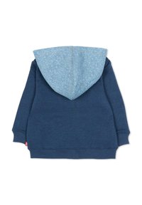 Felpa con cappuccio blu navy con cappuccio azzurro testurizzato. Dettagli a costine su polsini e orlo, con una piccola etichetta con logo rosso sul lato inferiore sinistro.