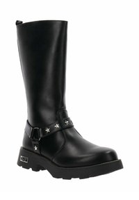 Stivale nero in pelle alto con suola spessa, decorato con una cinturino con stelle in metallo argentato e una piastrina con logo metallico sul tallone.