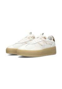 Sneakers bianche con un motivo testurizzato simile a quello di un rettile. Presentano una suola spessa e trasparente e dettagli in beige chiaro. Include lacci e un tirante.