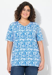 Modrý květinový vzor krátký rukáv top s výstřihem do V, zdobený bílými botanickými vzory na lehkém materiálu. Volný střih s rovým lemem.