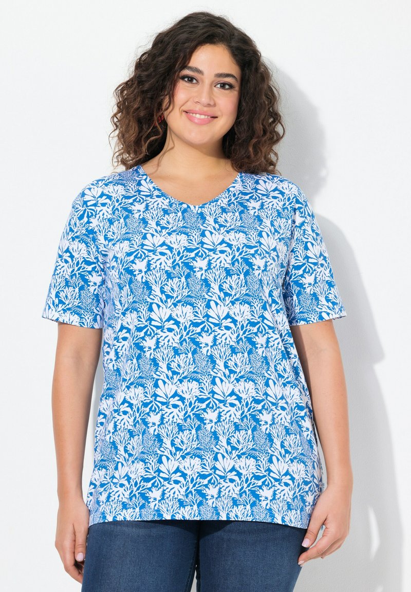 Modrý květinový vzor krátký rukáv top s výstřihem do V, zdobený bílými botanickými vzory na lehkém materiálu. Volný střih s rovým lemem.