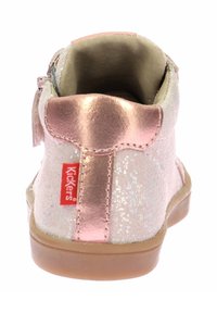 Botas infantiles Kickers con un upper plateado brillante, acentos metálicos en rosa y una suela de goma beige. Presenta un zipper lateral para facilitar su uso.
