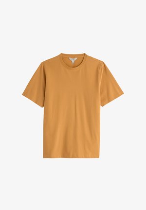 Lihtne sinepikollane lühikeste varrukatega ümara kaelusega t-särk, millel on krae siseküljel keskmise suurusega silt, valgel taustal.