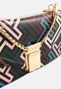 Färgglad geometrisk mönsterhandväska med en blank yta. Utrustad med ett guldfärgat metallkedjestraps och en fyrkantig lås med logotypdetalj.