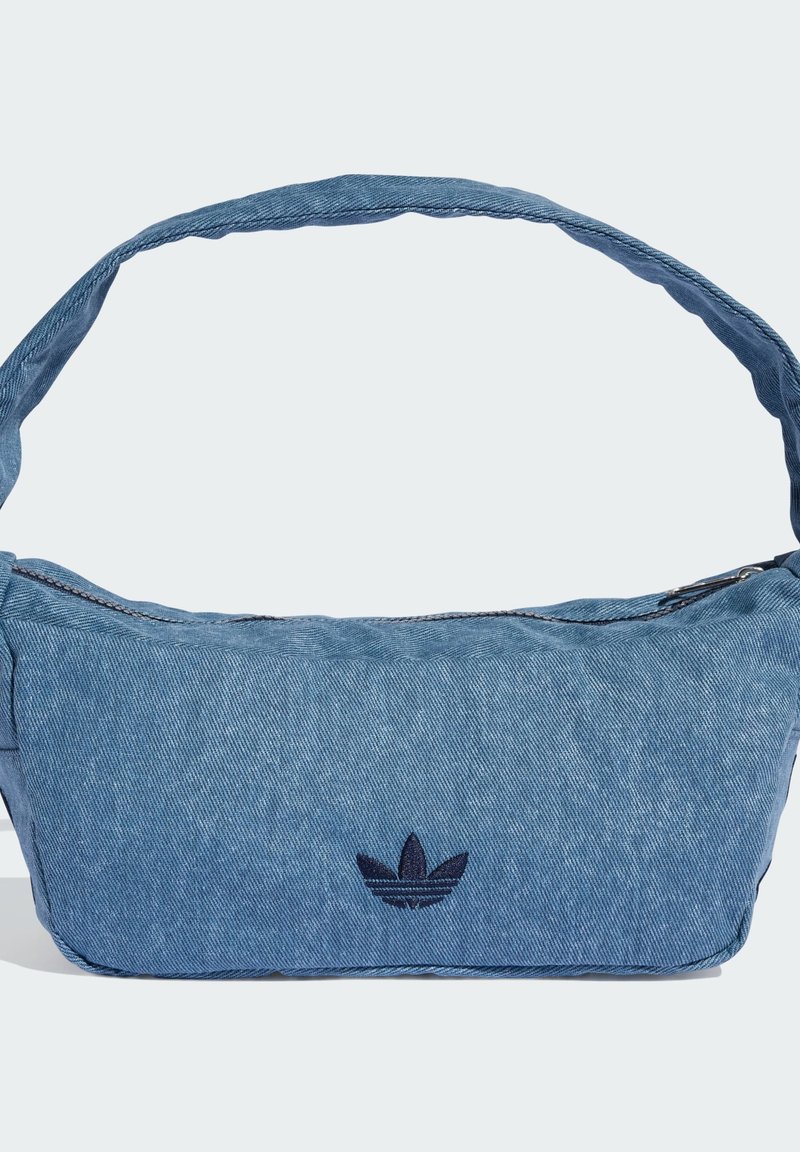 Borsa a tracolla in denim blu con chiusura a zip, caratterizzata da un tessuto strutturato, tracolla regolabile e logo ricamato sulla parte frontale.