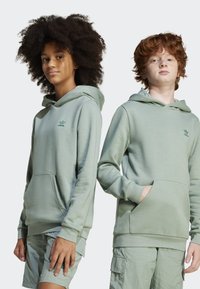 Sweatshirts com capuz verde-claro, apresentando bolsos frontais e punhos canelados, com um logotipo bordado no peito, combinados com calções a condizer.