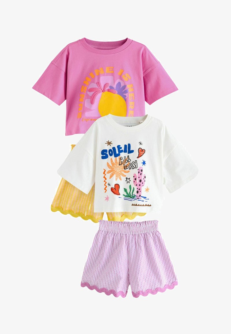 To T-shirts med korte ærmer i pink og hvid, kombineret med stribede shorts i gul og pink med bølgede kanter.