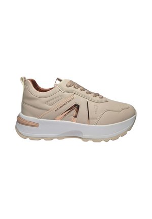 Beige Sneakers mit Obermaterial aus synthetischem Leder, metallischen Rosé-Akzenten, Schnürdesign, Gummisohle und strukturiertem Profil für besseren Halt.