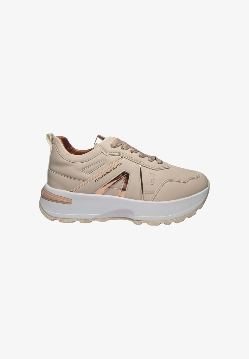 Sneaker beige con superiore in pelle sintetica, dettagli metallici rosa, design con lacci, suola in gomma e battistrada testurizzato per la presa.