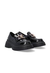 Schwarze Lacklederschuhe mit einer dicken, gerippten Gummisohle und einer dekorativen Schnalle an der Vorderseite. Glatte Textur, runde Zehenform.