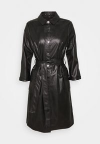 Czarny skórzany płaszcz trencz z kołnierzem, przednimi guzikami, paskiem w talii i dwoma bocznymi kieszeniami. Posiada długie rękawy i gładką fakturę.