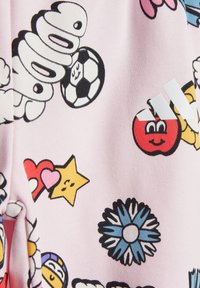 Tejido rosa con varios gráficos divertidos, incluyendo un balón de fútbol, corazones, estrellas y flores en negro, rojo, amarillo y azul.