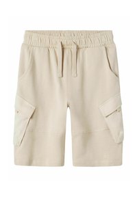 Shorts cargo beiges en tissu doux avec une taille élastique, un cordon de serrage, des poches latérales et des poches à rabat sur les deux jambes.