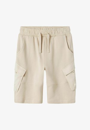 Šviesiai rudos spalvos cargo šortai pagaminti iš minkštos medžiagos, su elastine juosta, virkštelėmis, šoninėmis kišenėmis ir užklijuotomis kišenėmis ant abiejų kojų.