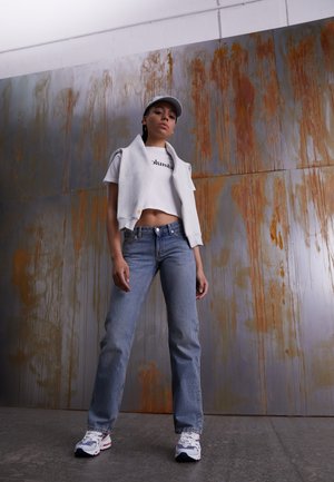 Weekday ARROW LOW - Calças de ganga de perna direita - light worned blue